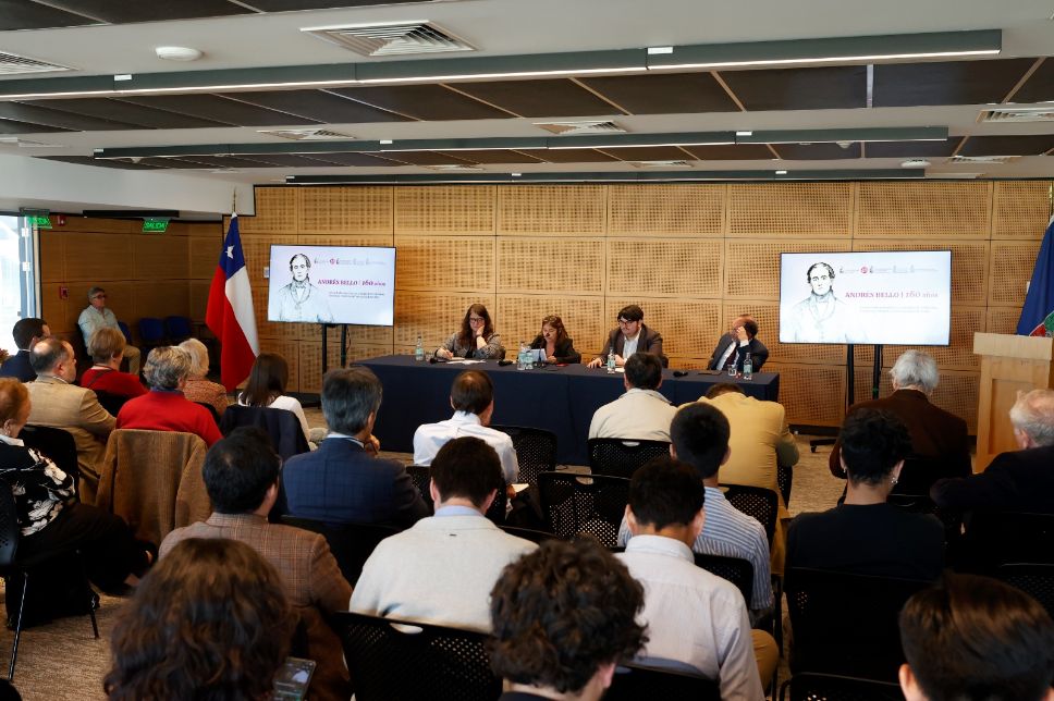 La actividad se realizó en el marco de la jornada "Andrés Bello 160 años", encuentro académico que reunió a distintos Premios Nacionales, intelectuales y científicos para reflexionar sobre la huella del primer rector y fundador de la Universidad de Chile.